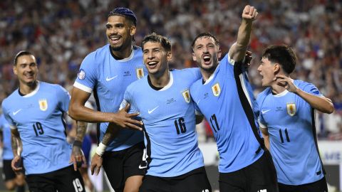 Mathias Olivera (16) celebra con sus compañeros tras anotar un gol para Uruguay en el partido contra Estados Unidos en el partido por el Grupo C de la Copa América, el lunes 1 de julio de 2024, en Kansas City, Missouri. (AP Foto/Reed Hoffman)