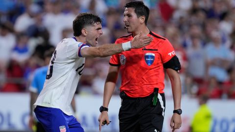 Christian Pulisic reclamando airadamente al árbitro principal, Kevin Ortega, por no haber revisado en el VAR una jugada que marcó la eliminación norteamericana en la Copa América 2024.