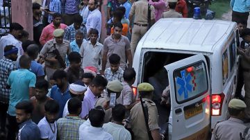 Más de 50 muertos deja una estampida en acto religioso en la India