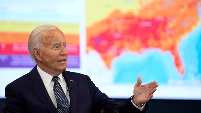 Biden explicó la importancia de proteger del calor extremo a millones de trabajadores.