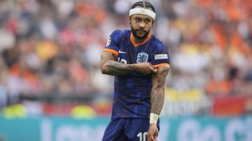 Memphis Depay of the Netherlands stands on the pitch during a round of sixteen match between Romania and the Netherlands at the Euro 2024 soccer tournament in Munich, Germany, Tuesday, July 2, 2024. (AP Photo/Matthias Schrader)