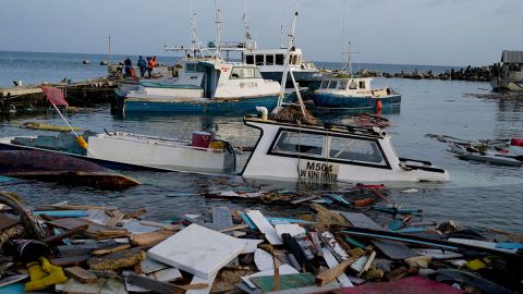 Huracán Beryl llega a Gran Caimán como categoría 3 y se dirige a México