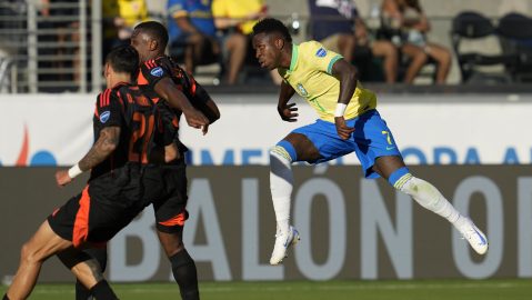 Brazil's Vinicius Junior, center, watches his missed shot on goal during the second half of a Copa America Group D soccer match against Colombia Tuesday, July 2, 2024, in Santa Clara, Calif. (AP Photo/Godofredo A. Vásquez)