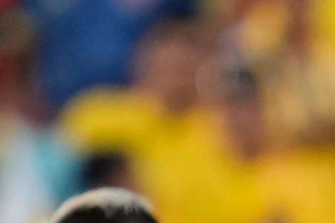 Vinícius Júnior reclamándole al árbitro principal durante el empate contra Colombia en el que vio su segunda tarjeta amarilla de la Copa América 2024.