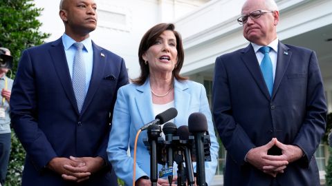 La gobernadora de Nueva York, Kathy Hochul (c), con el gobernador de Maryland, Wes Moore (i), y el gobernador de Minnesota, Tim Walz, conversan con los periodistas tras su reunión con el presidente Joe Biden.