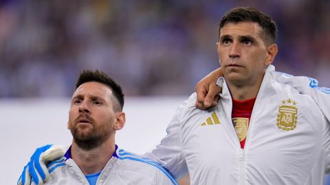 El capitán argentino Lionel Messi junto a "Dibu" Martínez previo al duelo de cuartos de final de la Copa América 2024.