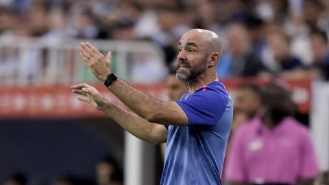 Ecuador's coach Felix Sanchez reacts during a Copa America quarterfinal soccer match against Argentina in Houston, Thursday, July 4, 2024. (AP Photo/Kevin M. Cox)