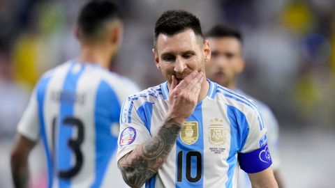 El capitán de la Selección de Argentina, Lionel Messi, lamentando después de fallar su penal en la tanda ante los ecuatorianos.