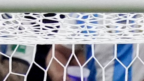 Argentina's goalkeeper Emiliano Martinez stops a penalty shot by Ecuador's Angel Mena during a penalty shootout at Copa America quarterfinal soccer match in Houston, Thursday, July 4, 2024. (AP Photo/Kevin M. Cox)