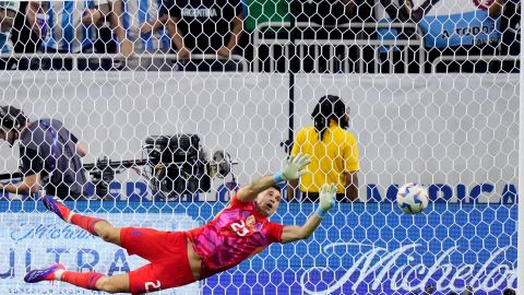 Argentina's goalkeeper Emiliano Martinez stops a penalty shot by Ecuador's Angel Mena during a penalty shootout at Copa America quarterfinal soccer match in Houston, Thursday, July 4, 2024. (AP Photo/Kevin M. Cox)