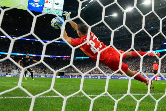 El momento en el que Emiliano Martínez detiene el cobro de penal lanzado por el ecuatoriano Ángel Mena en la definición del encuentro de los cuartos de final de la Copa América 2024.