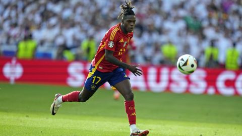 Spain's Nico Williams (17) chases the ball during a quarter final match between Germany and Spain at the Euro 2024 soccer tournament in Stuttgart, Germany, Friday, July 5, 2024. (AP Photo/Antonio Calanni)