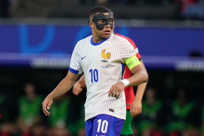 Kylian Mbappé estaba llamado a ser una de las grandes estrellas de esta Eurocopa Alemania 2024 pero el astro francés todavía se mantiene en deuda con su juego.