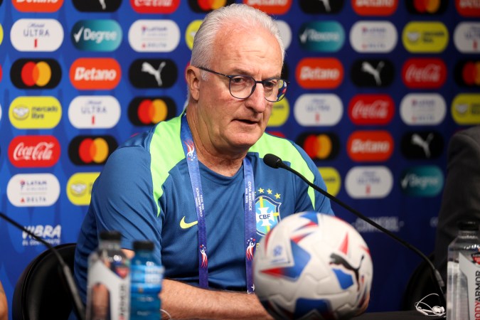 Dorival Júnior atendiendo a los medios de comunicación en la rueda de prensa previa al duelo contra los uruguayos este sábado en Las Vegas.