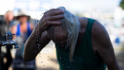 Una persona se refresca durante el Waterfront Blues Festival el viernes 5 de julio de 2024 en Portland, Oregon.