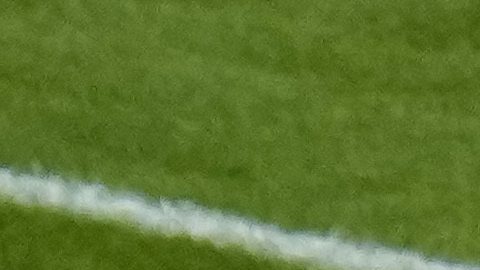 Disputa de balón en el duelo entre Inglaterra y Suiza.