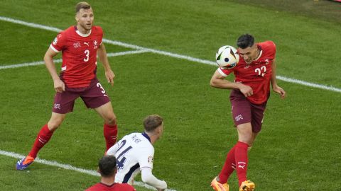 Disputa de balón en el duelo entre Inglaterra y Suiza.