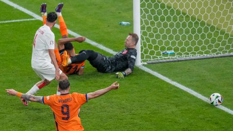 El momento del autogol de Mert Müldür en una jugada protagonizada por Cody Gakpo.