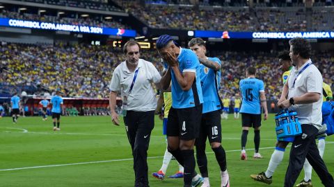 Ronald Araújo tuvo que abandonar el encuentro de los cuartos de final de la Copa América Estados Unidos 2024 disputado entre las selecciones de Uruguay y Brasil en Las Vegas.