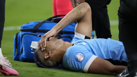 Uruguay's Ronald Araujo grimaces in pain during a Copa America quarterfinal soccer match against Brazil in Las Vegas, Saturday, July 6, 2024. (AP Photo/Godofredo A. Vásquez)