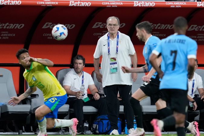 Uruguay's coach Marcelo Bielsa, center, stands at the bench during a Copa America quarterfinal soccer match against Brazil in Las Vegas, Saturday, July 6, 2024. (AP Photo/Godofredo A. Vásquez)