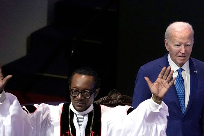 Biden bromea sobre su edad y dice que el mundo mira a EE.UU para que guíe sus esperanzas