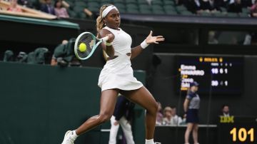 Coco Gauff of the United States plays a forehand return to compatriot Emma Navarro during their fourth round match at the Wimbledon tennis championships in London, Sunday, July 7, 2024. (AP Photo/Alberto Pezzali)