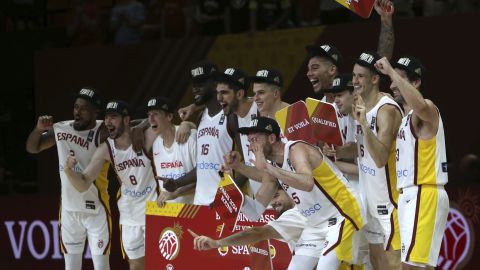 Spain basketball players hold their "qualifying ticket" to Paris after wining over Bahamas during a FIBA Olympic qualifying tournament game in Valencia, Spain, Sunday July 7, 2024. (AP Photo/Alberto Saiz)