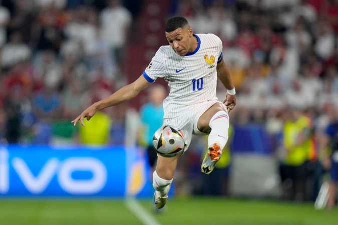 Kylian Mbappé volvió a jugar sin la máscara que tuvo que utilizar en los últimos dos encuentros del combinado francés debido a la fractura de nariz que sufrió en el partido inaugural.