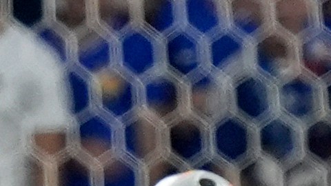 El momento de la pegada de Lamine Yamal para el primer gol de la Selección de España ante Francia.