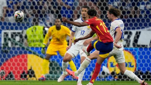 El momento de la pegada de Lamine Yamal para el primer gol de la Selección de España ante Francia.