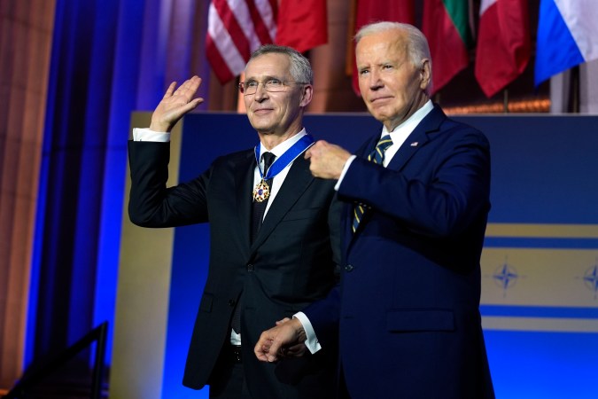 El presidente Joe Biden entregó al Secretario General de la OTAN, Jens Stoltenberg, la Medalla Presidencial de la Libertad en el 75º aniversario de la OTAN.