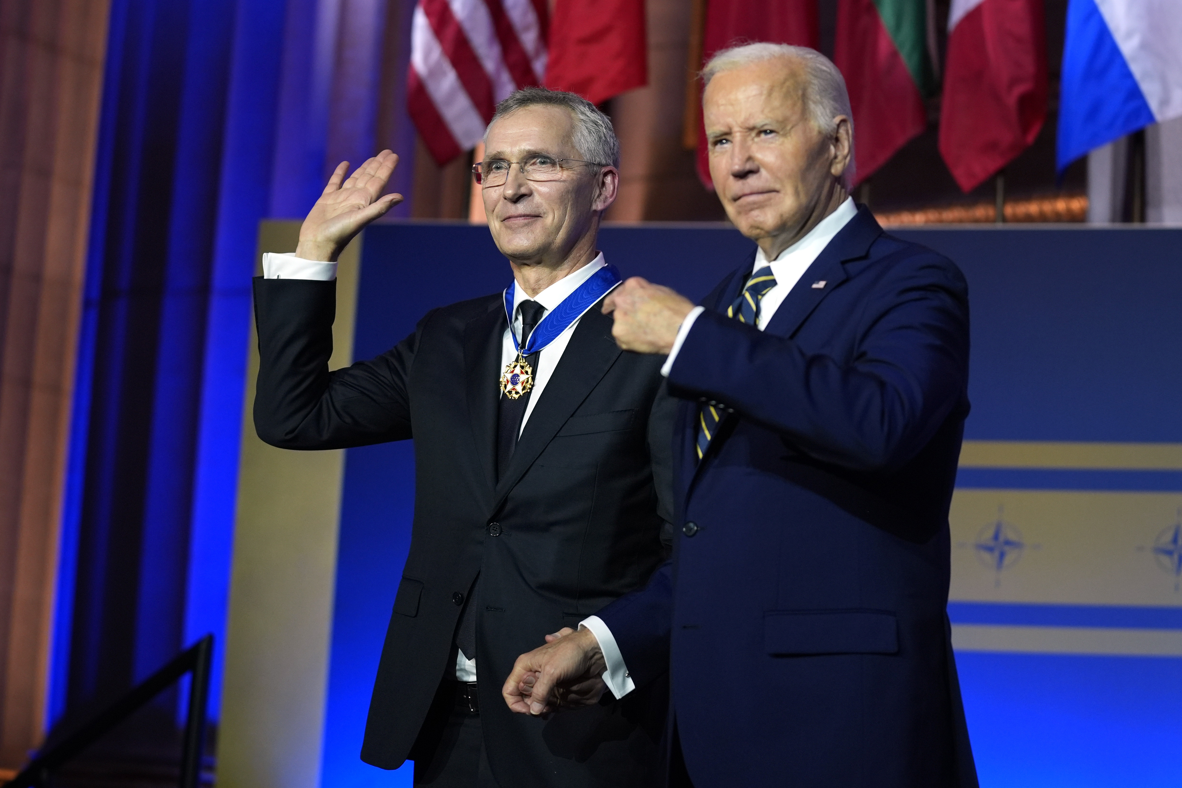 El presidente Joe Biden entregó al Secretario General de la OTAN, Jens Stoltenberg, la Medalla Presidencial de la Libertad en el 75º aniversario de la OTAN.
