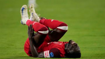 Alphonso Davies dando muestras de dolor durante las semifinales de la Copa América 2024 que Canadá disputó ante Argentina.