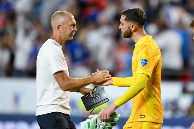 Tras el que sería su último partido como DT de Estados Unidos, Gregg Berhalter tiene un momento con el portero Matt Turner en Kansas City, donde Uruguay les ganó 1-0 el 1 de julio.