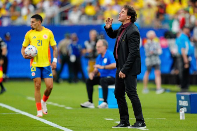 El entrenador argentino Néstor Lorenzo, dando instrucciones durante el partido de las semifinales de la Copa América 2024 en el que Colombia venció a Uruguay.