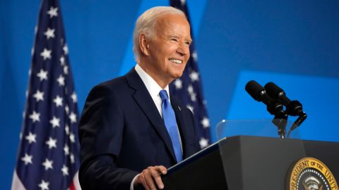 Biden enfrentó una intensa conferencia de prensa y aseguró que sigue en la carrera electoral.