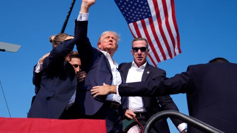 Donald Trump levanta el puño tras ser herido mientras agentes del Servicio Secreto lo rodean en el escenario en un mitin de campaña, el sábado 13 de julio de 2024, en Butler, Pensilvania.