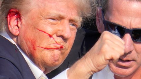 Donald Trump fue herido en la oreja por un tirador durante un acto de campaña en Pensilvania.
