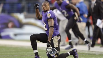 ARCHIVO - Foto del 10 de noviembre del 2012, el receptor de los Ravens de Baltimore Jacoby Jones alienta en el tiempo extra del juego ante los Bengals de Cincinnati. El domingo 14 de julio del 2024 anuncian su fallecimiento a los 40 años. (AP Foto/Nick Wass, File)