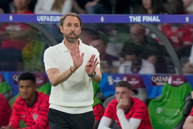 La salida de Gareth Southgate tomó por sorpresa a los dirigentes del fútbol inglés por lo que están en la búsqueda de un nuevo seleccionador nacional para encarar la clasificación a la Copa del Mundo 2026.