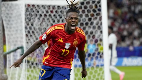 Spain's Nico Williams celebrates after scoring his side's opening goal during the final match between Spain and England at the Euro 2024 soccer tournament in Berlin, Germany, Sunday, July 14, 2024. (AP Photo/Matthias Schrader)