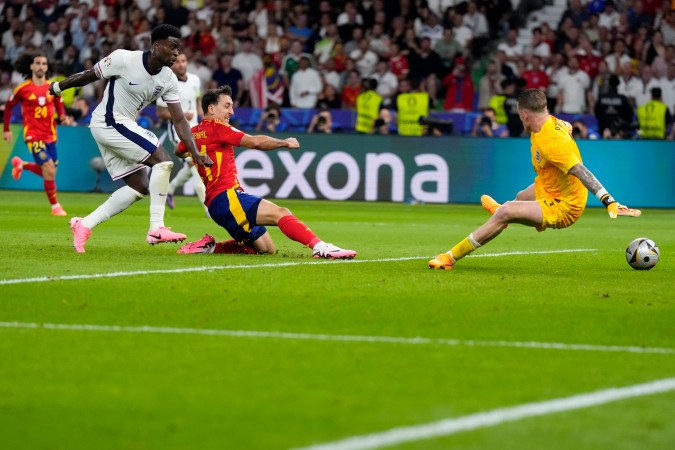 Mikel Oyarzabal anotando el gol que puso adelante a la selección española en la final de la Eurocopa Alemania 2024 que terminaron conquistando.