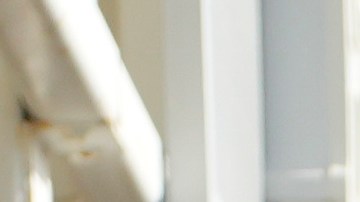 Agentes de la policía intentando controlar a los aficionados en las afueras del Hard Rock Stadium de Miami.