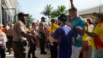 Agentes de la policía intentando controlar a los aficionados en las afueras del Hard Rock Stadium de Miami.