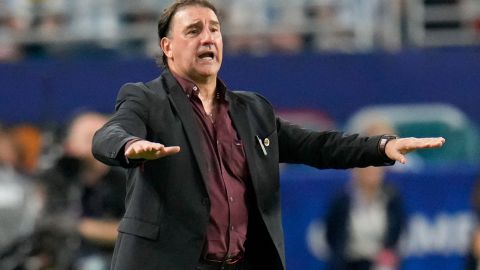 El entrenador argentino Néstor Lorenzo dando indicaciones a los jugadores colombianos durante la final de la Copa América 2024.