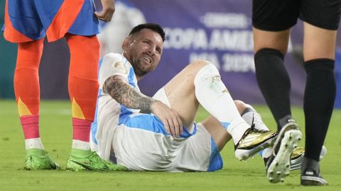 Argentina's Lionel Messi grimaces in pain during the Copa America final soccer match against Colombia in Miami Gardens, Fla., Sunday, July 14, 2024. (AP Photo/Wilfredo Lee)