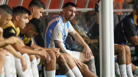 Messi lloró desconsoladamente en la banca.
