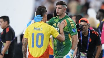 James Rodríguez es consolado por Emiliano MArtínez. después de la final de la Copa América.