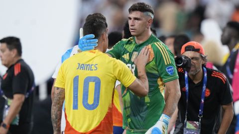 James Rodríguez es consolado por Emiliano MArtínez. después de la final de la Copa América.
